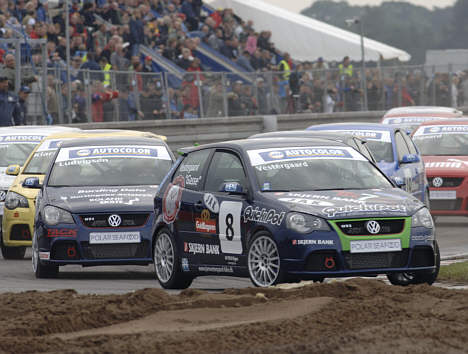 Jørn Vestergaard og Jacob Ludvigsen lå i front, da den seneste afdeling af den danske Volkswagen Polo Cup blev kørt på Padborg Park. Nu skal de prøve kræfter med den hollandske Zandvoort-bane.